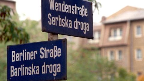 Auf Straßenschildern in Cottbus in der brandenburgischen Niederlausitz, dem Zentrum der niedersorbischen Kultur steht auf Deutsch und Sorbisch "Wendenstraße - Serbska droga" und "Berliner Straße - Barlinska droga".