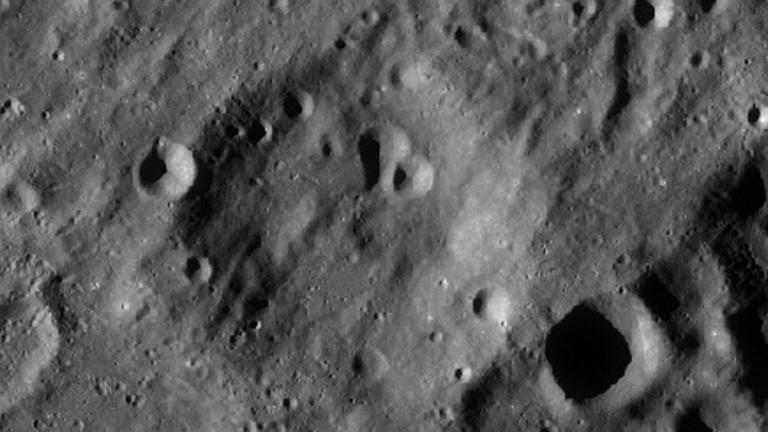 Wan Hu war nie auf dem Mond, hat dort aber einen Krater. Wan Hu war nie auf dem Mond, hat dort aber einen Krater.
