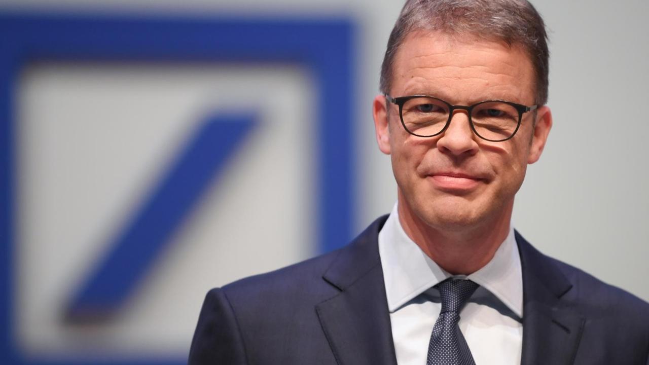 Christian Sewing, Vorstandsvorsitzender der Deutschen Bank, bei der Hauptversammlung der Deutschen Bank in der Frankfurter Festhalle Christian Sewing, Vorstandsvorsitzender der Deutschen Bank, bei der Hauptversammlung der Deutschen Bank in der Frankfurter Festhalle