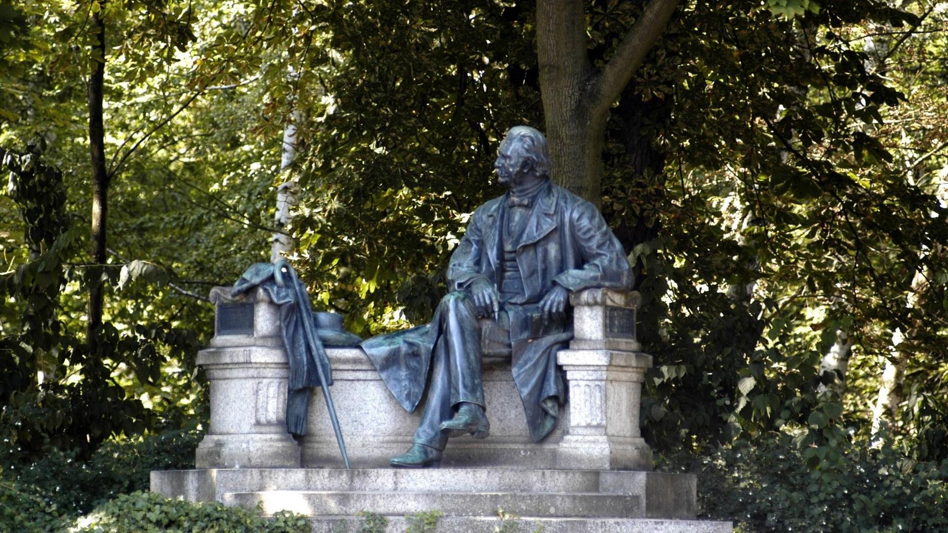 Fontane-Denkmal des Bildhauers Max Wiese in Neuruppin Fontane-Denkmal des Bildhauers Max Wiese in Neuruppin