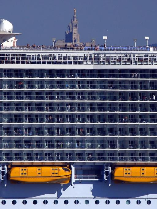 Der Oberbau der "Harmony of the seas" ist vor blauem Himmel zu sehen