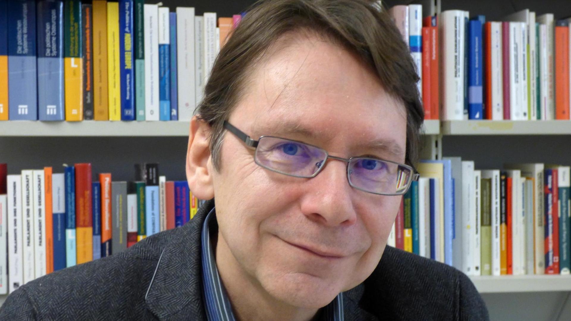 Der Parteienforscher Uwe Jun vor einem Bücherregal in seinem Büro Der Parteienforscher Uwe Jun vor einem Bücherregal in seinem Büro