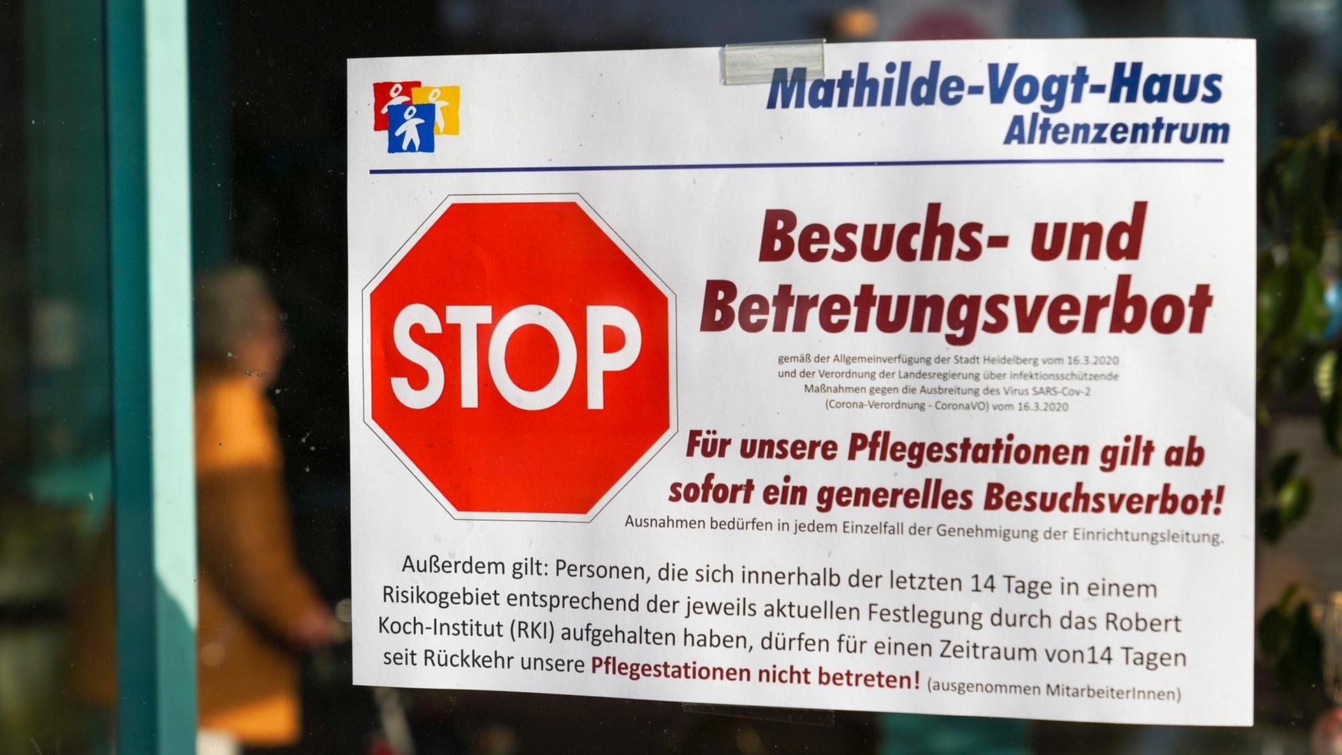 Das Altenzentrum Mathilde-Vogt-Haus im Heidelberger Stadtteil Kirchheim hat aus Angst vor der Ausbreitung des Coronavirus unter der Risikogruppe der Senioren ein Besuchsverbot und Betretungsverbot verhängt. Das Foto zeigt einen Aushang mit der Aufschrift: Stop - Besuchs- und Betretungsverbot - Für unsere Pflegestationen gilt ab sofort ein generelles Besuchsverbot! Das Altenzentrum Mathilde-Vogt-Haus im Heidelberger Stadtteil Kirchheim hat aus Angst vor der Ausbreitung des Coronavirus unter der Risikogruppe der Senioren ein Besuchsverbot und Betretungsverbot verhängt. Das Foto zeigt einen Aushang mit der Aufschrift: Stop - Besuchs- und Betretungsverbot - Für unsere Pflegestationen gilt ab sofort ein generelles Besuchsverbot!