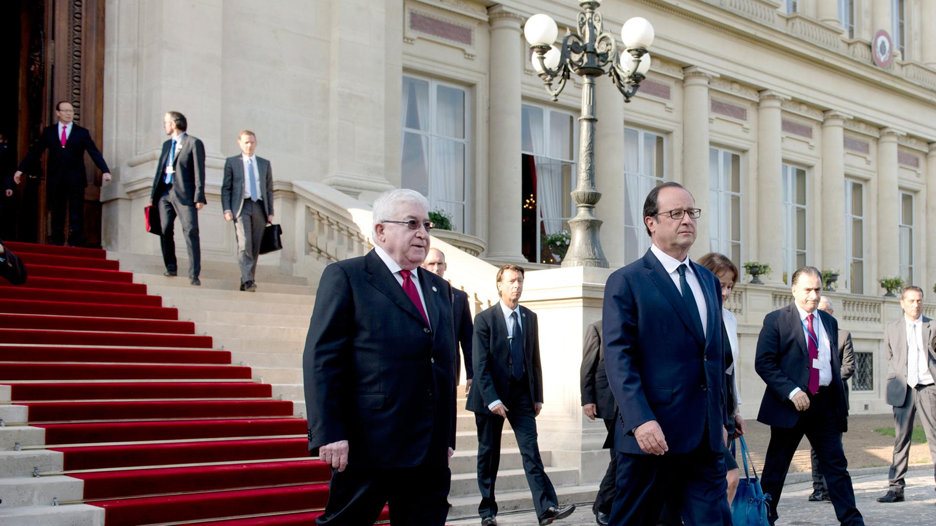 Frankreichs Präsident Francois Hollande (r.) und sein irakischer Amtskollege Fuad Masum passieren am 15. September 2014 den Weg vor dem französischen Außenministerium in Paris nach der Eröffnung einer internationalen Konferenz zur Lage im Irak. Frankreichs Präsident Francois Hollande (r.) und sein irakischer Amtskollege Fuad Masum passieren am 15. September 2014 den Weg vor dem französischen Außenministerium in Paris nach der Eröffnung einer internationalen Konferenz zur Lage im Irak.