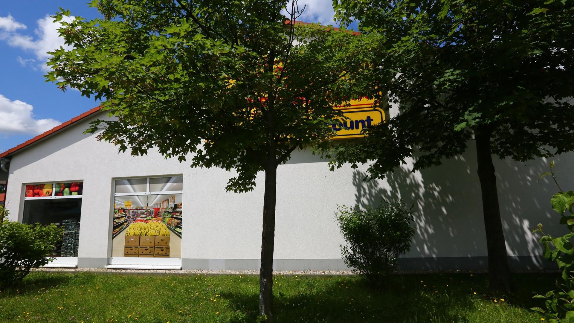 Ein Baum vor einem Supermarkt in Arsdorf (Sachsen) - an diesen soll am 21. Mai ein irakischer Flüchtling gefesselt worden sein.