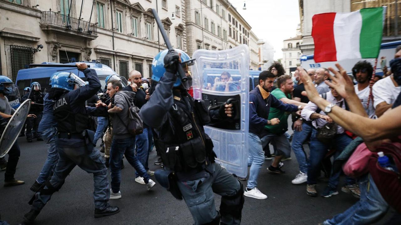 Protestteilnehmer und Polizisten stoßen während einer Demonstration gegen den Corona-Gesundheitspass aufeinander. Protestteilnehmer und Polizisten stoßen während einer Demonstration gegen den Corona-Gesundheitspass aufeinander.