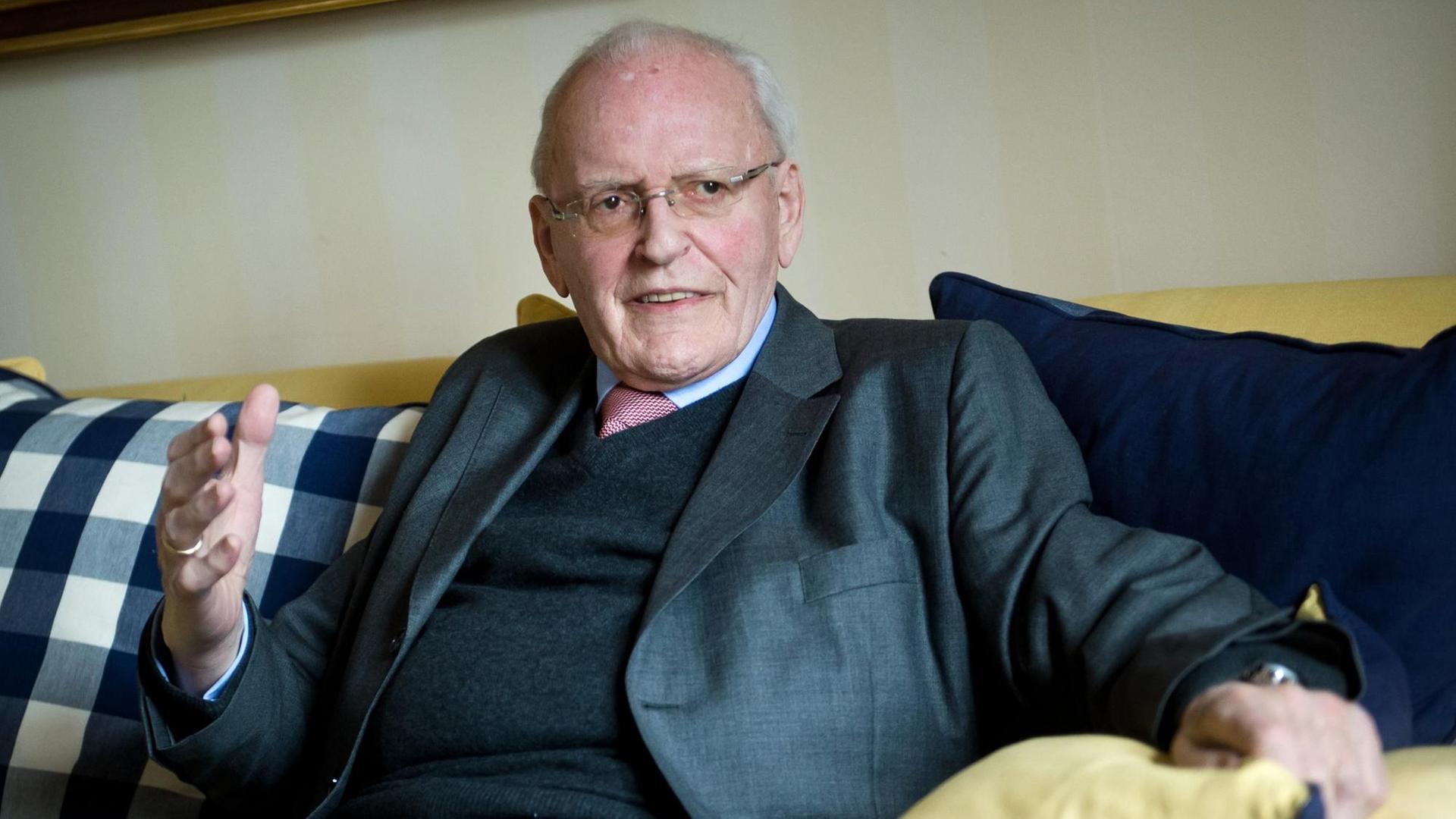 Alt-Bundespräsident Roman Herzog auf einem Sofa auf der Götzenburg in Jagsthausen (Baden-Württemberg). Alt-Bundespräsident Roman Herzog auf einem Sofa auf der Götzenburg in Jagsthausen (Baden-Württemberg).