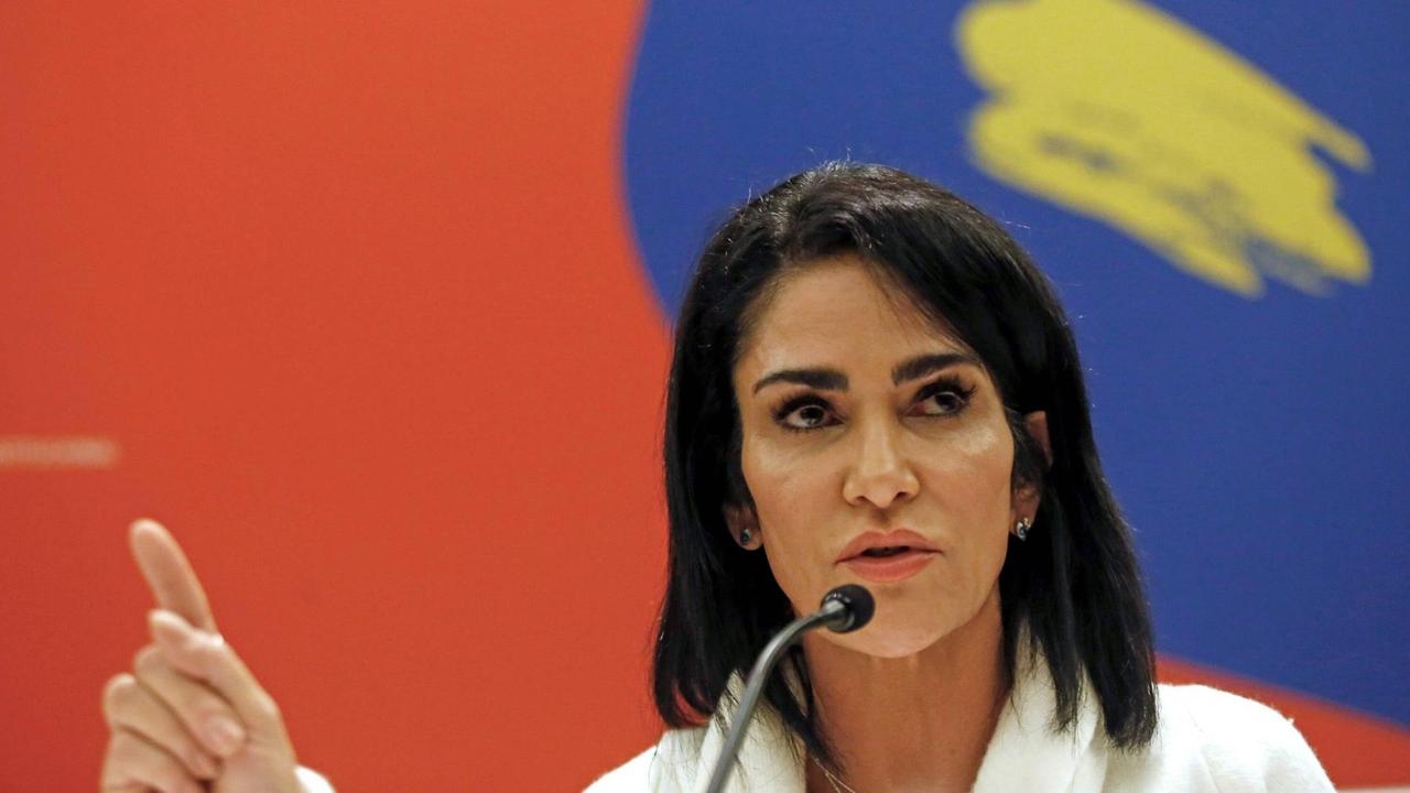 Portraitfoto der Journalistin Lydia Cacho vor einem Mikrofon Portraitfoto der Journalistin Lydia Cacho vor einem Mikrofon