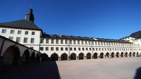 Das barocke Schloss Friedenstein in Gotha vor blauem Himmel.