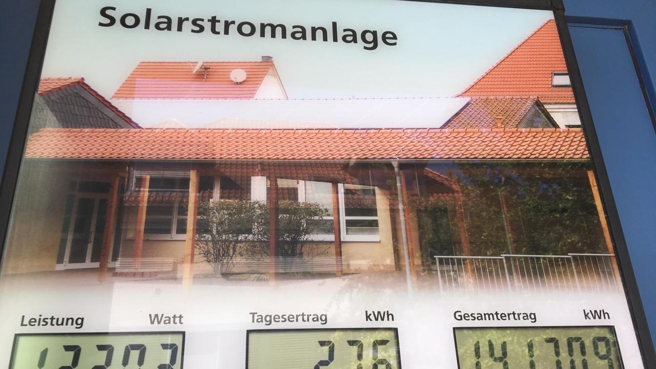 Solaranlage auf dem Dach der Grundschule gegenüber der Gemeindeverwaltung Solaranlage auf dem Dach der Grundschule gegenüber der Gemeindeverwaltung