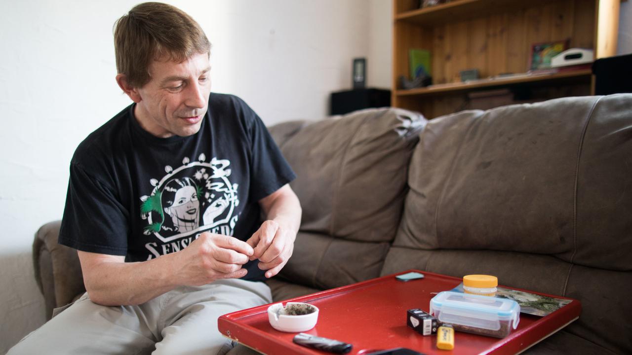 Frank-Josef Ackerman konsumiert Cannabis, um seine Schmerzen zu lindern. Frank-Josef Ackerman konsumiert Cannabis, um seine Schmerzen zu lindern.
