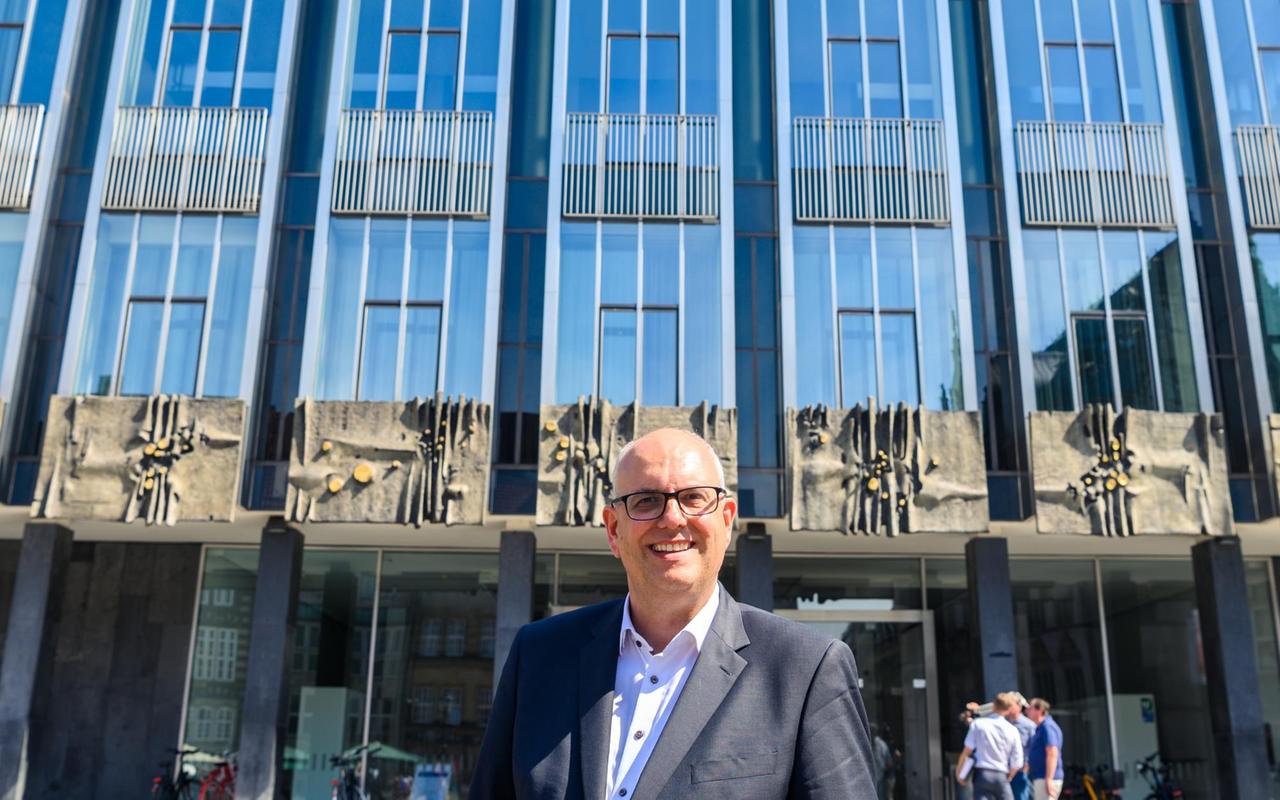 Andreas Bovenschulte steht vor der Bremer Bürgerschaft. Andreas Bovenschulte steht vor der Bremer Bürgerschaft.