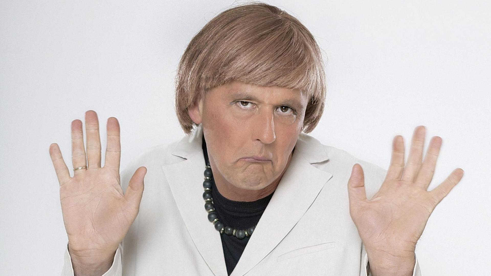 Der Kabarettist Reiner Kröhnert als "Angie" (verkleidet als Angela Merkel). Der Kabarettist Reiner Kröhnert als "Angie" (verkleidet als Angela Merkel).