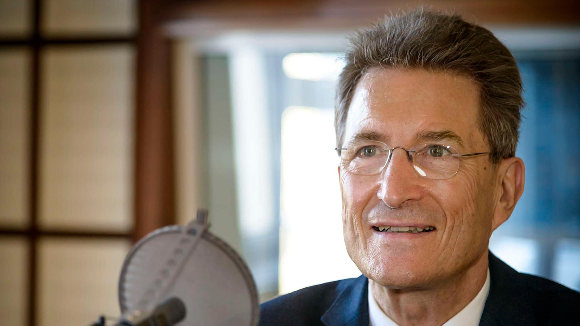 Wolfgang Huber sitzt lächelnd vor einem Radiomikrofon. Wolfgang Huber sitzt lächelnd vor einem Radiomikrofon.