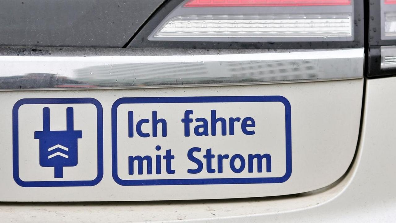 "Ich fahre mit Strom" steht an einem elektrisch angetriebenen Opel Ampera, der am 27.04.2016 in Halle (Sachsen-Anhalt) an einer Ladesäule von EnviaM geladen wird. "Ich fahre mit Strom" steht an einem elektrisch angetriebenen Opel Ampera, der am 27.04.2016 in Halle (Sachsen-Anhalt) an einer Ladesäule von EnviaM geladen wird.