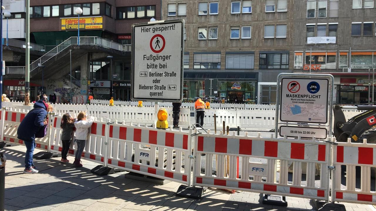 Ein Bauzaun umschließt eine große Baustelle im Zentrum von Offenbach in Hessen. Ein Bauzaun umschließt eine große Baustelle im Zentrum von Offenbach in Hessen.