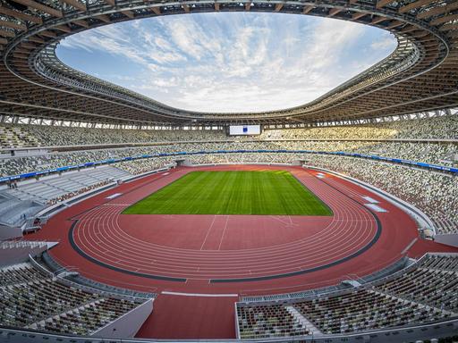 Innenansicht des Olympiastadions in Tokio ohne Zuschauer