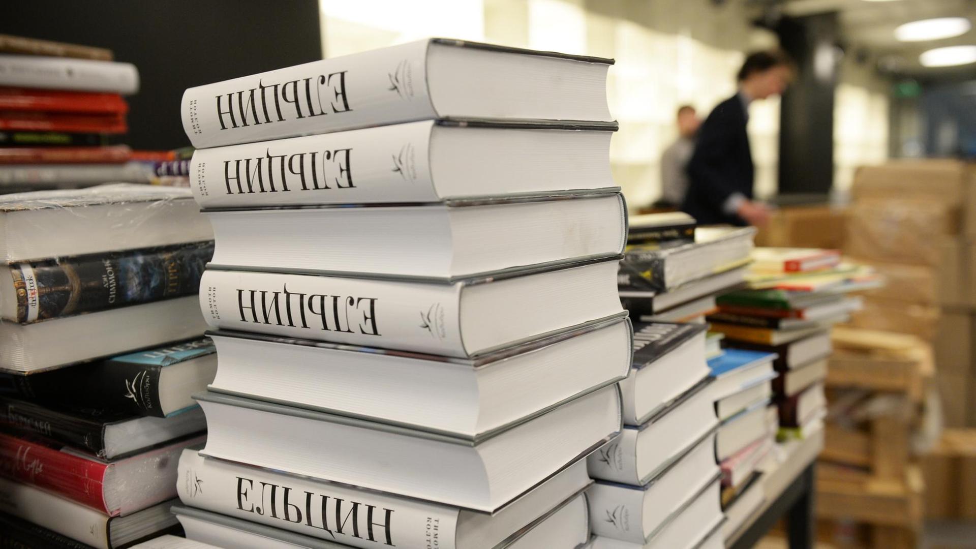 Stapel mit Büchern: Es handelt sich um die Biografie über Russlands ersten Präsidenten Boris Jelzin, verfasst 2015 von dem Harvard-Professor Timothy Colton Stapel mit Büchern: Es handelt sich um die Biografie über Russlands ersten Präsidenten Boris Jelzin, verfasst 2015 von dem Harvard-Professor Timothy Colton