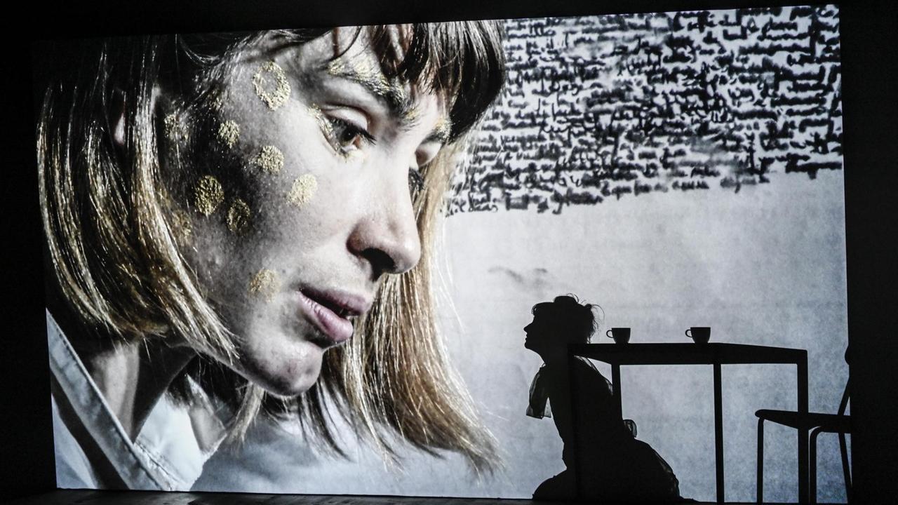 Die Verlobung in St. Domingo - Ein Widerspruch von Necati Öziri gegen Heinrich von Kleist Uraufführung Premiere am 4. April 2019, Schauspielhaus Zürich,Schiffbau/Box Regie Sebastian Nübling / Bühne Muriel Gerstner / Kostüme Pascale Martin / Musik Lars Wittershagen / Live-Kamera Robin Nidecker Mit: Maryam Abu Khaled Dominic Hartmann Kenda Hmeidan Dagna Litzenberger Vinet Falilou Seck Eine Koproduktion mit dem Maxim Gorki Theater Berlin Die Verlobung in St. Domingo - Ein Widerspruch von Necati Öziri gegen Heinrich von Kleist Uraufführung Premiere am 4. April 2019, Schauspielhaus Zürich,Schiffbau/Box Regie Sebastian Nübling / Bühne Muriel Gerstner / Kostüme Pascale Martin / Musik Lars Wittershagen / Live-Kamera Robin Nidecker Mit: Maryam Abu Khaled Dominic Hartmann Kenda Hmeidan Dagna Litzenberger Vinet Falilou Seck Eine Koproduktion mit dem Maxim Gorki Theater Berlin
