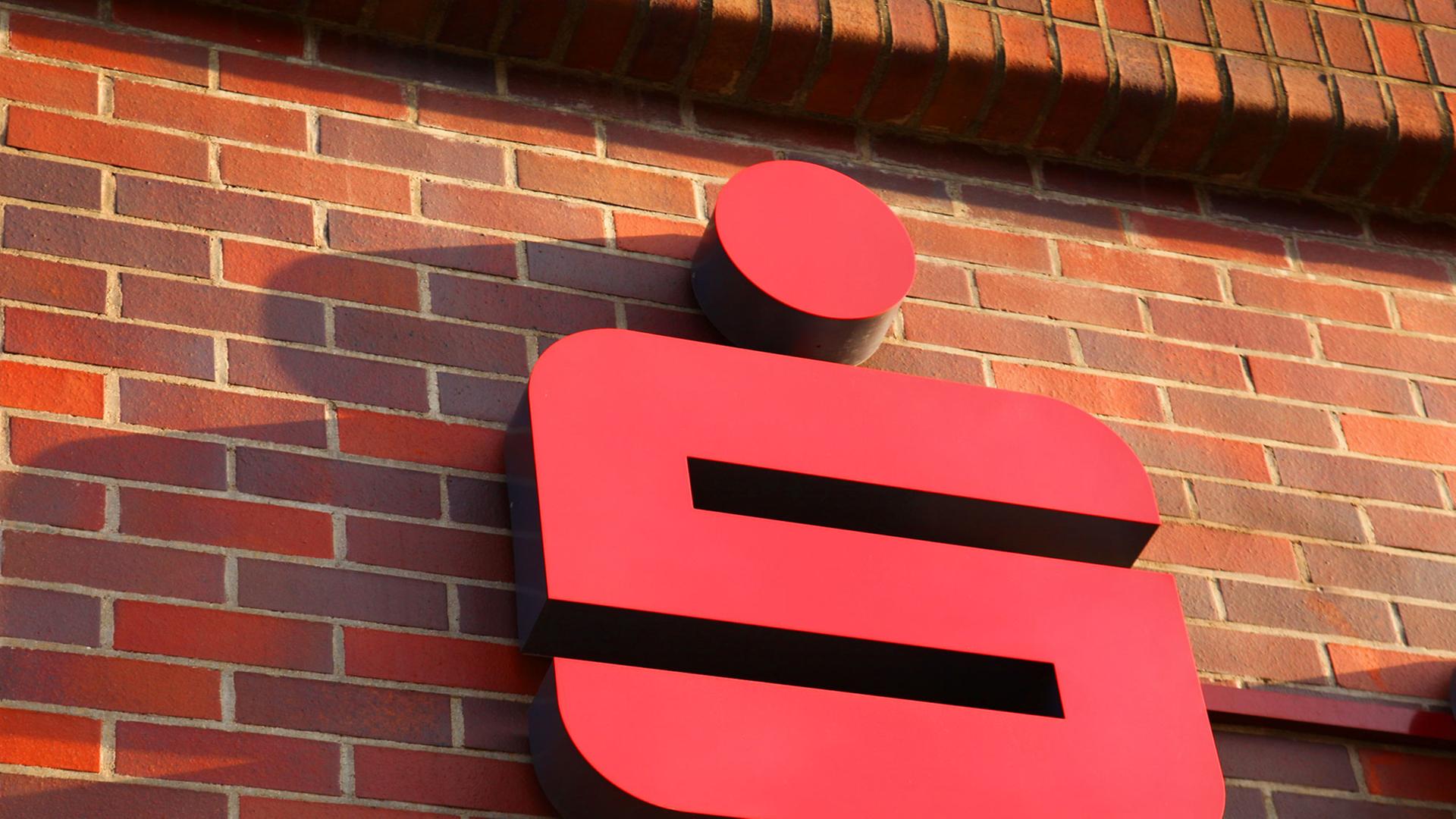 Das Logo der Sparkasse kennt fast jeder, und auch die Farbe? Das Logo der Sparkasse kennt fast jeder, und auch die Farbe?