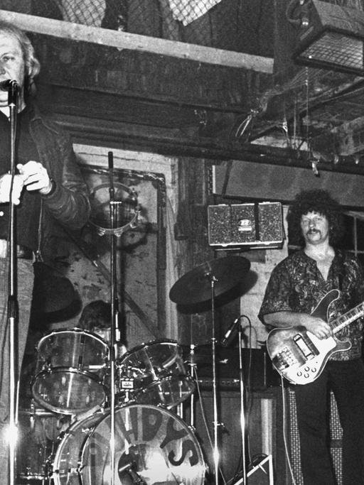 Die "Puhdys" während ihres Auftritts in der Hamburger "Fabrik". Am 10. November 1976 trat zum ersten Mal eine Rockband aus der DDR in einem westdeutschen "Rockschuppen" auf. Die "Puhdys" singen in deutscher Sprache und sind die absolute Top-Gruppe der DDR.