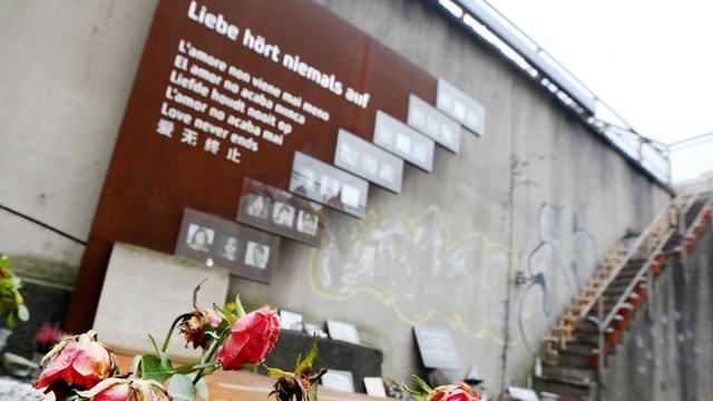 Rosen verwelken an der Loveparade Gedenkstätte in Duisburg