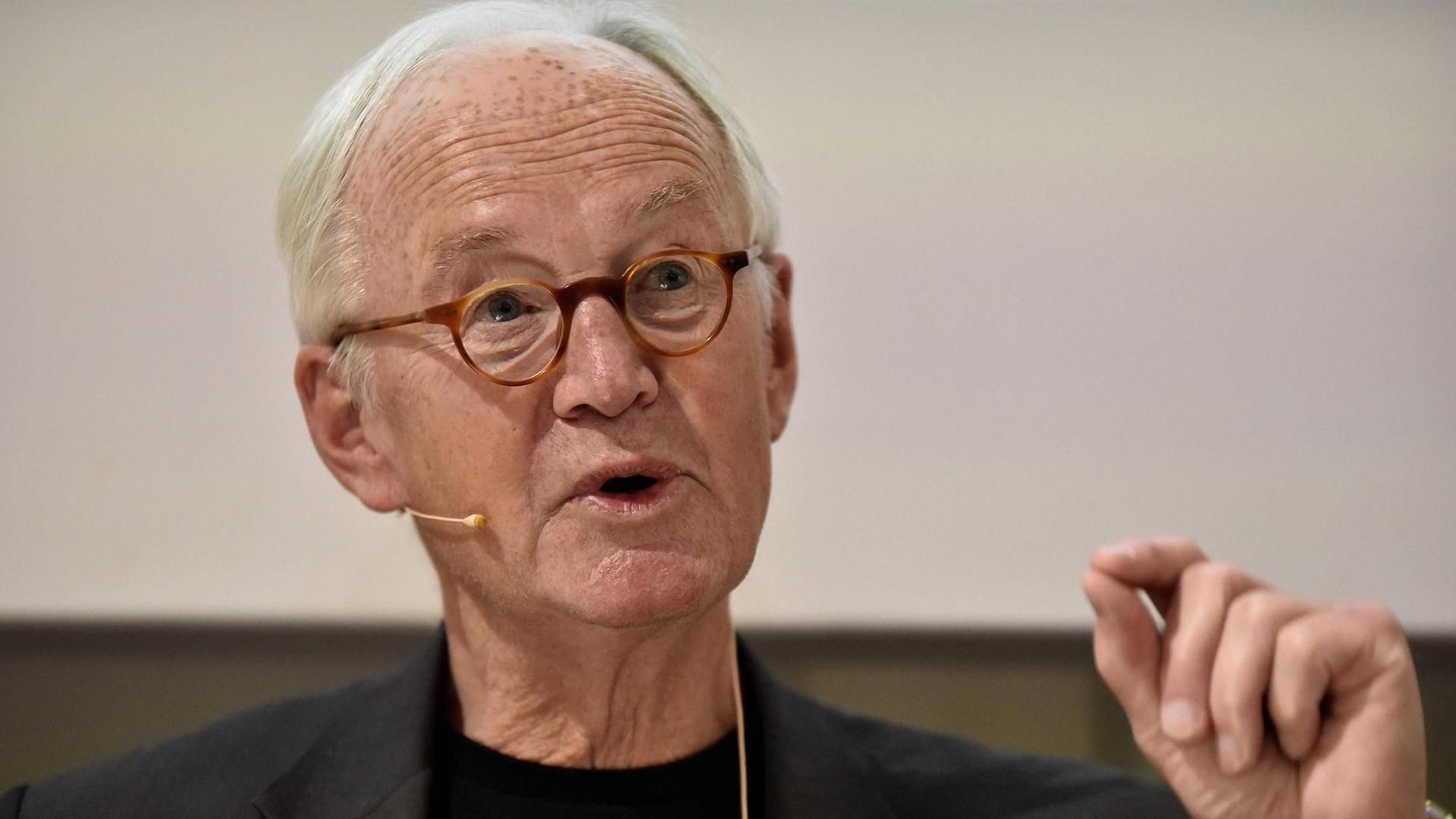 Der Gewalt- und Konfliktforscher Prof. Wilhelm Heitmeyer spricht auf einem Symposium in Kassel im Dezemer 2016 Der Gewalt- und Konfliktforscher Prof. Wilhelm Heitmeyer spricht auf einem Symposium in Kassel im Dezemer 2016