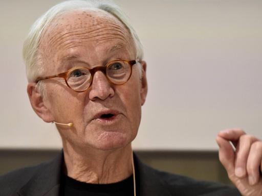 Der Gewalt- und Konfliktforscher Prof. Wilhelm Heitmeyer spricht auf einem Symposium in Kassel im Dezemer 2016