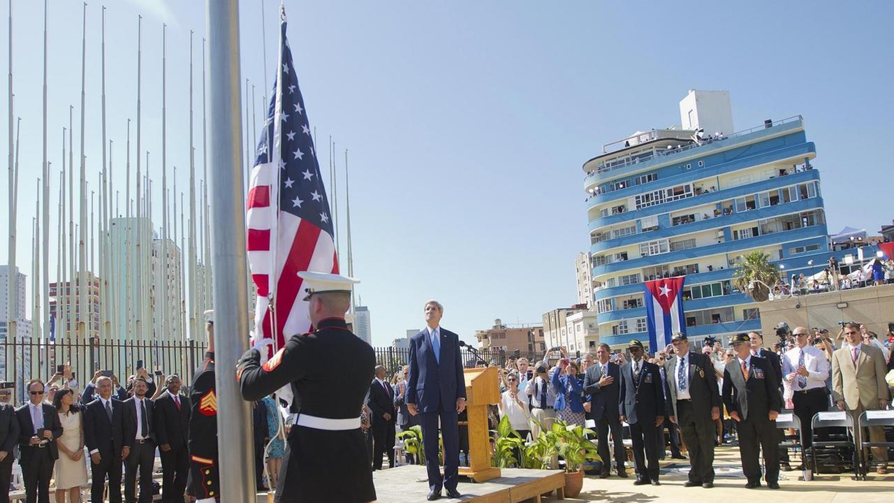 US-Außenminister John Kerry beobachtet das Hissen der US-Flagge vor der Botschaft in Havanna. US-Außenminister John Kerry beobachtet das Hissen der US-Flagge vor der Botschaft in Havanna.