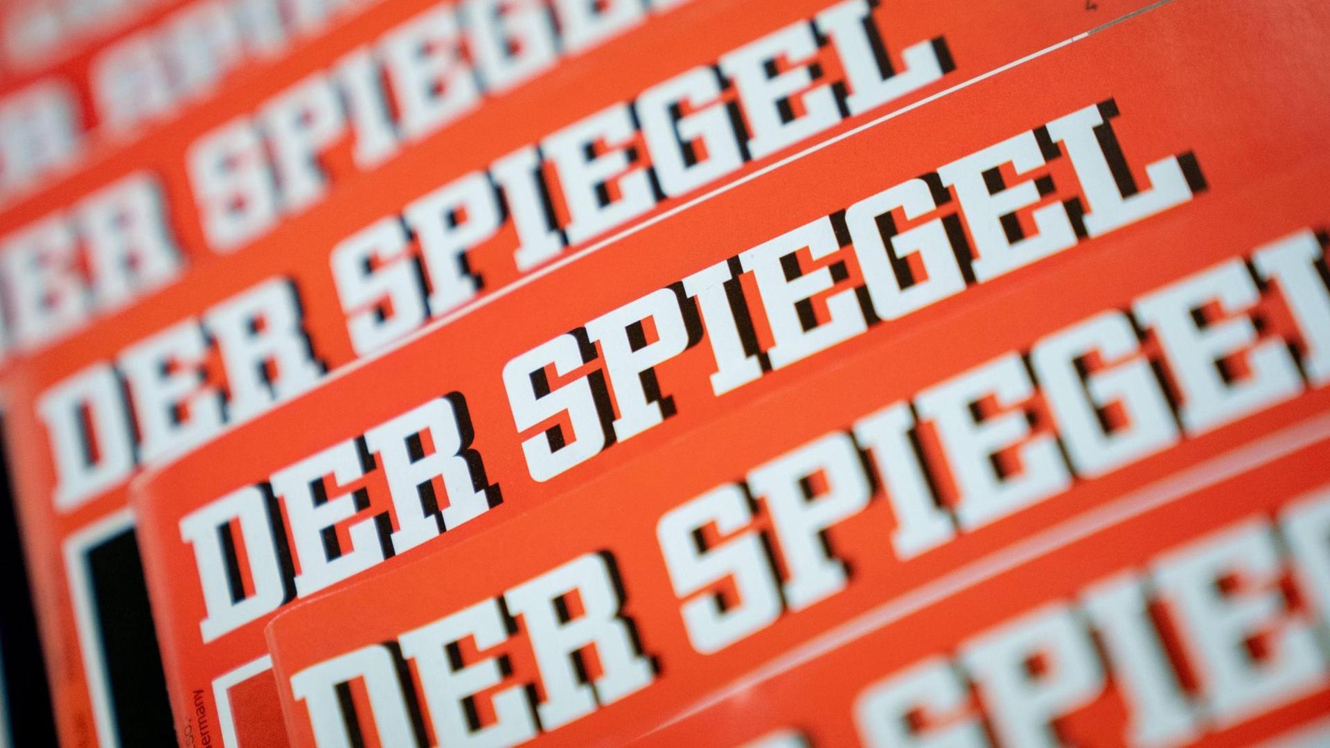 Verschiedene Ausgaben des Nachrichtenmagazins "Der Spiegel" liegen übereinander auf einem Tisch.