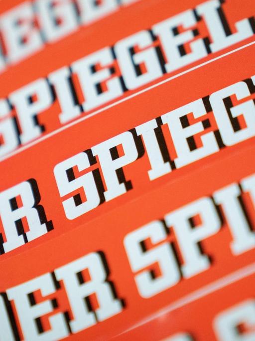 Verschiedene Ausgaben des Nachrichtenmagazins "Der Spiegel" liegen übereinander auf einem Tisch.