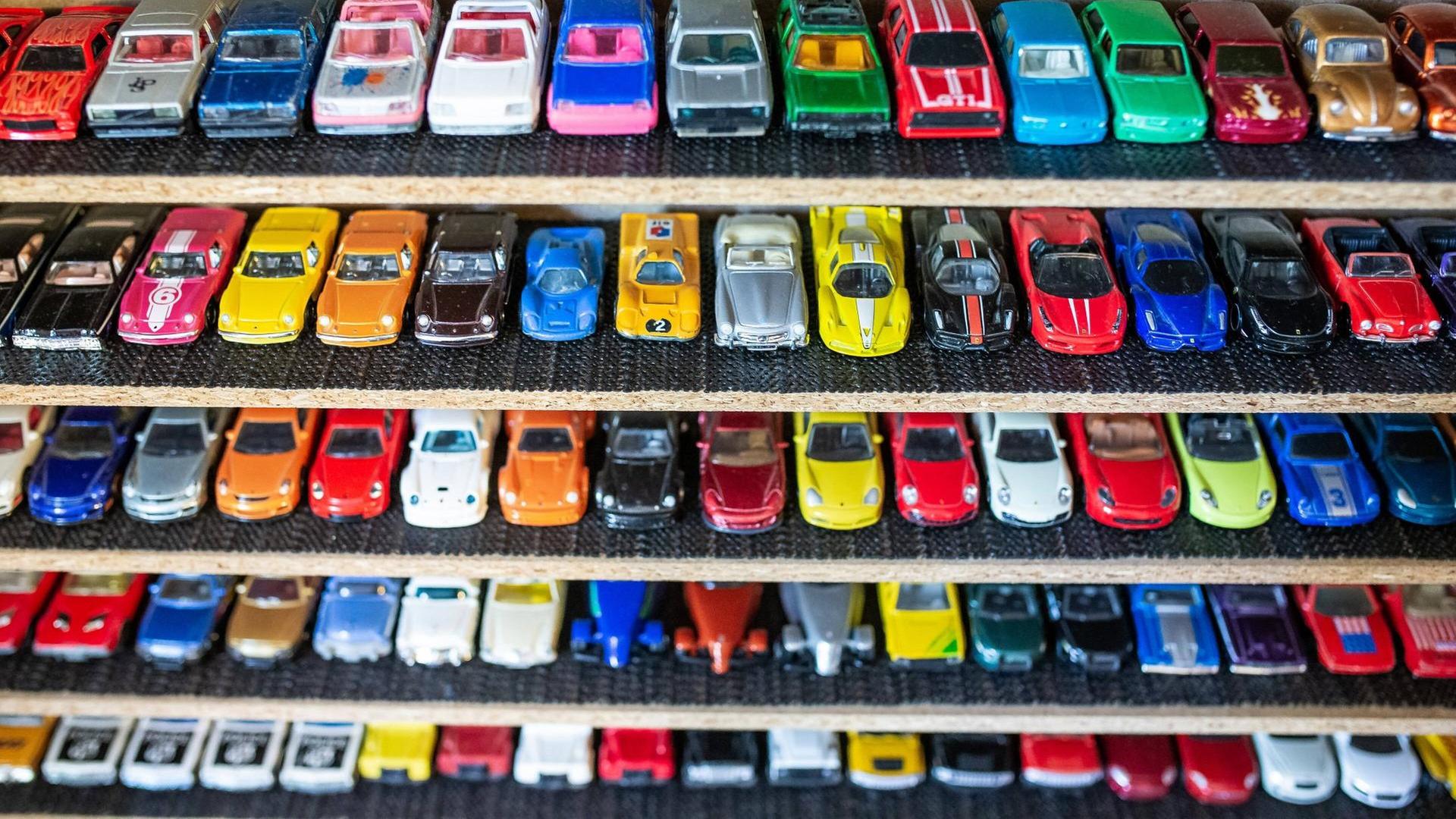 Mehrere Regalreihen voller bunter Spielzeugautos.