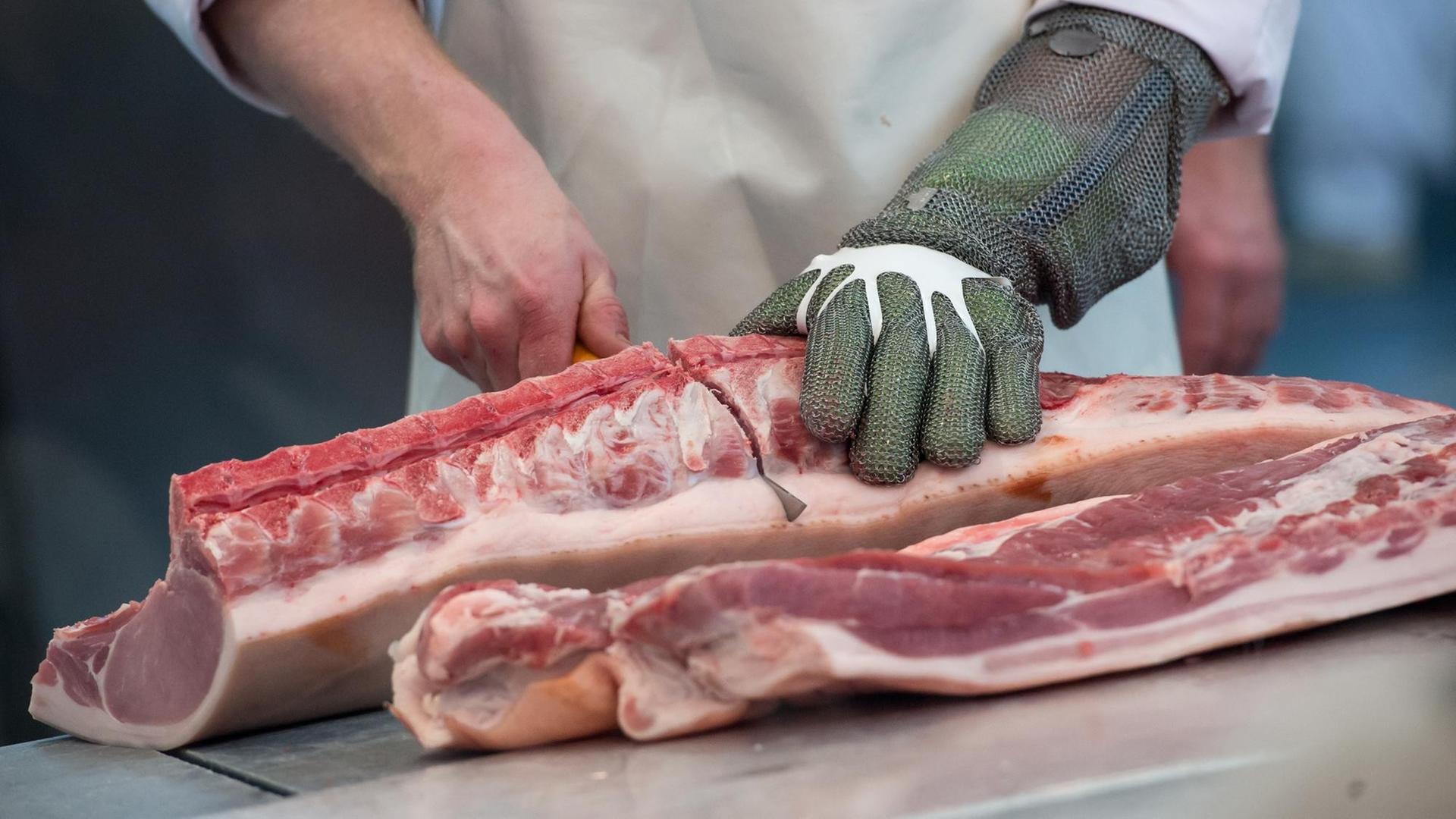 Ein Metzger zerlegt am 24.02.2016 in München (Bayern) auf der Internationalen Handwerksmesse ein Schwein. Ein Metzger zerlegt am 24.02.2016 in München (Bayern) auf der Internationalen Handwerksmesse ein Schwein.