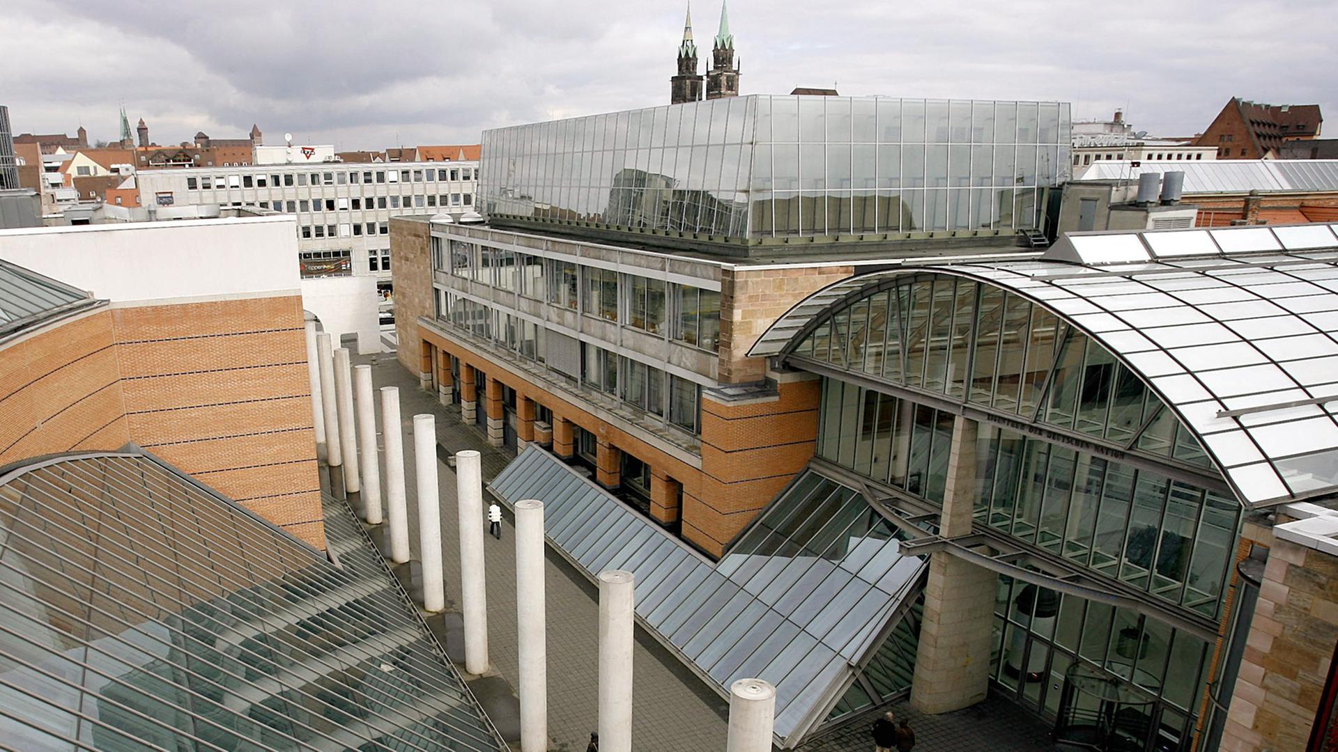 Blick auf die Gebäude des Germanischen Nationalmuseums mit dem Haupteingang (r), aufgenommen am 17.03.2008 in Nürnberg (Mittelfranken). Die Säulen gehören zu der Straße der Menschenrechte die an dem Museum verläuft. Foto: Daniel Karmann Blick auf die Gebäude des Germanischen Nationalmuseums mit dem Haupteingang (r), aufgenommen am 17.03.2008 in Nürnberg (Mittelfranken). Die Säulen gehören zu der Straße der Menschenrechte die an dem Museum verläuft. Foto: Daniel Karmann