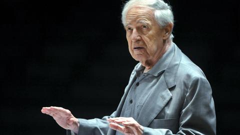 Pierre Boulez dirigiert das Ensemble intercontemporain; Aufnahme vom Helsinki Festival 2009