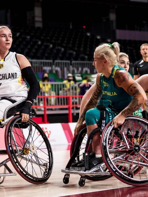 Die deutschen Rollstuhlbasketballerinnen mit Mareike Miller (am Ball) im paralympischen Spiel gegen Australien Ende August.