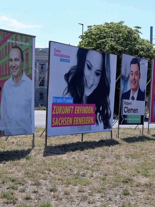 Plakate verschiedener Parteien für die Landtagswahl in Sachsen