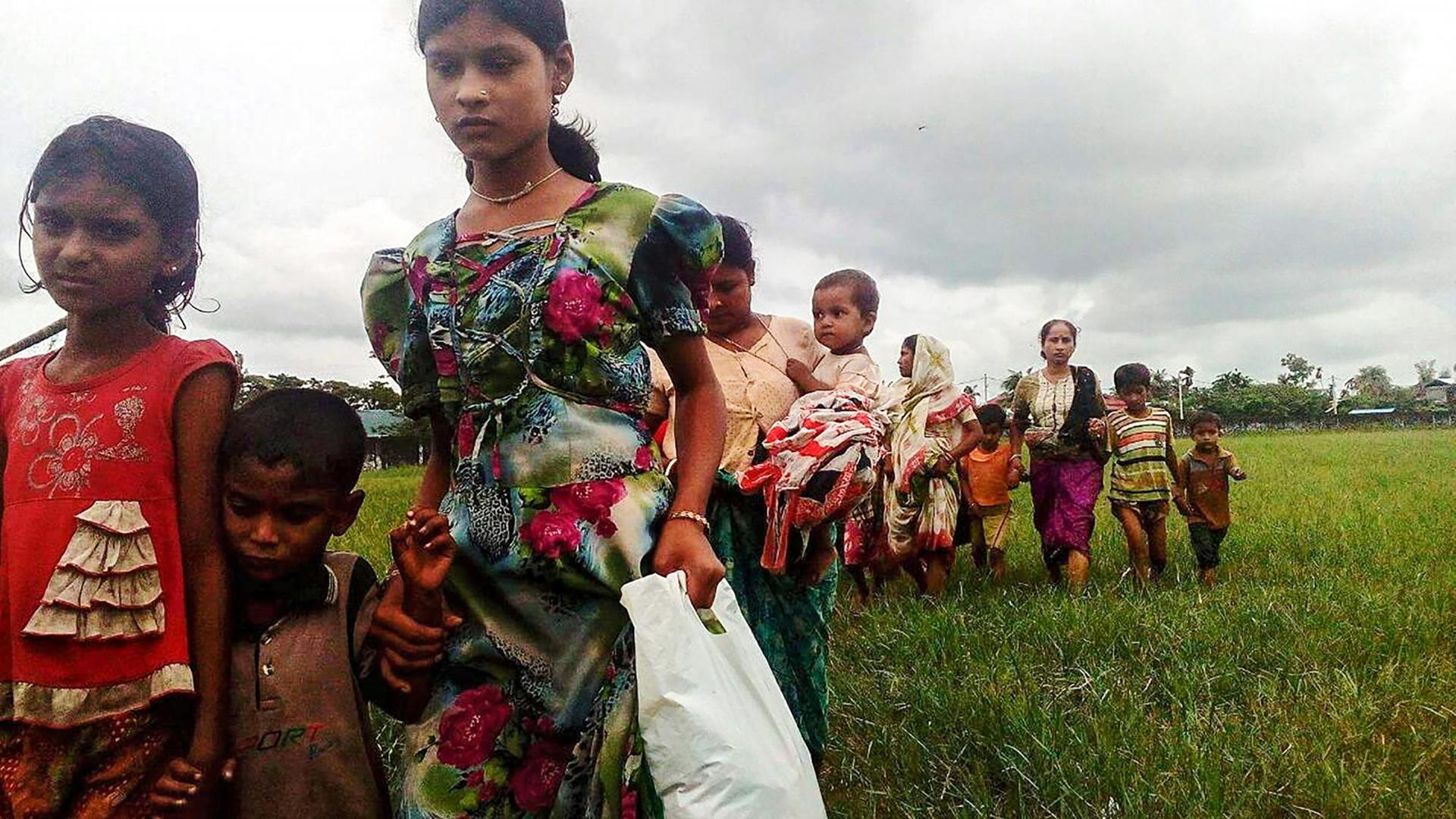 Frauen und Kinder fliehen vor den Kämpfen im Nordwesten von Myanmar. Frauen und Kinder fliehen vor den Kämpfen im Nordwesten von Myanmar.