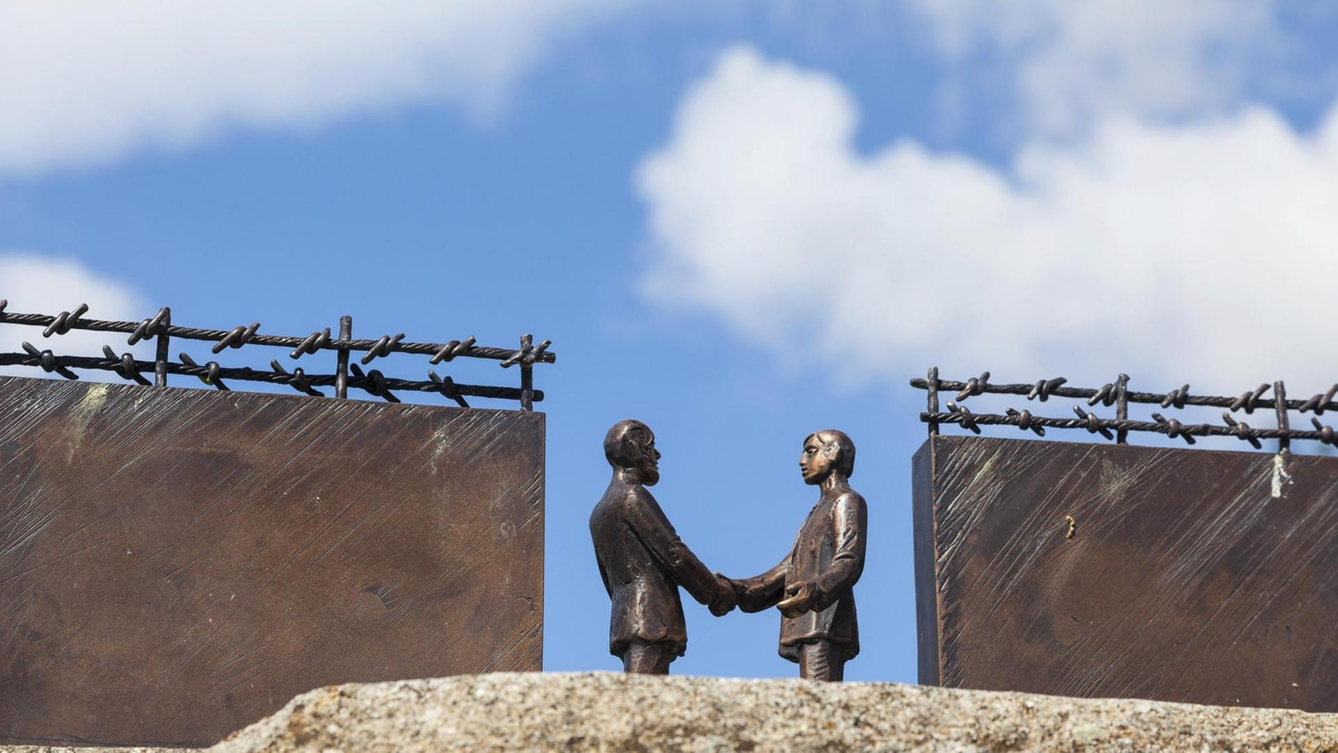 Denkmal zum Tag der Maueröffnung am 11.11.1989 zwischen Stapelburg und Eckertal, ehemalige innerdeutsche Grenze, Sachsen-Anhalt, Deutschland, Europa Denkmal zum Tag der Maueröffnung am 11.11.1989 zwischen Stapelburg und Eckertal, ehemalige innerdeutsche Grenze, Sachsen-Anhalt, Deutschland, Europa