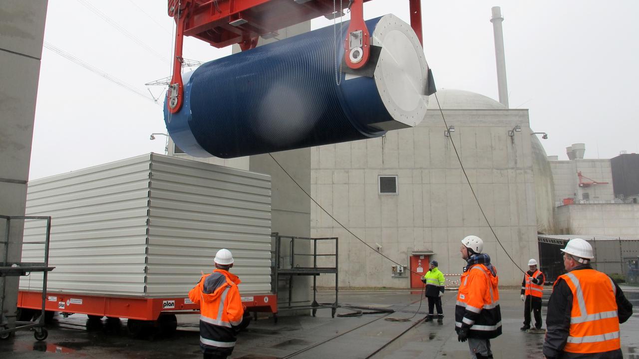 Mitglieder des Beladeteams beobachten am 12.12.2015 auf dem Gelände des Atomkraftwerks Biblis (Hessen) das Absenken eines beladenen Castor-Behälters mit Hilfe des Krans am Hubgerüst von Block A. Als Vorbereitung für den geplanten Rückbau sind am stillgelegten Atomkraftwerk Biblis die ersten Brennelemente aus dem Block A ins benachbarte Standort-Zwischenlager gebracht worden.