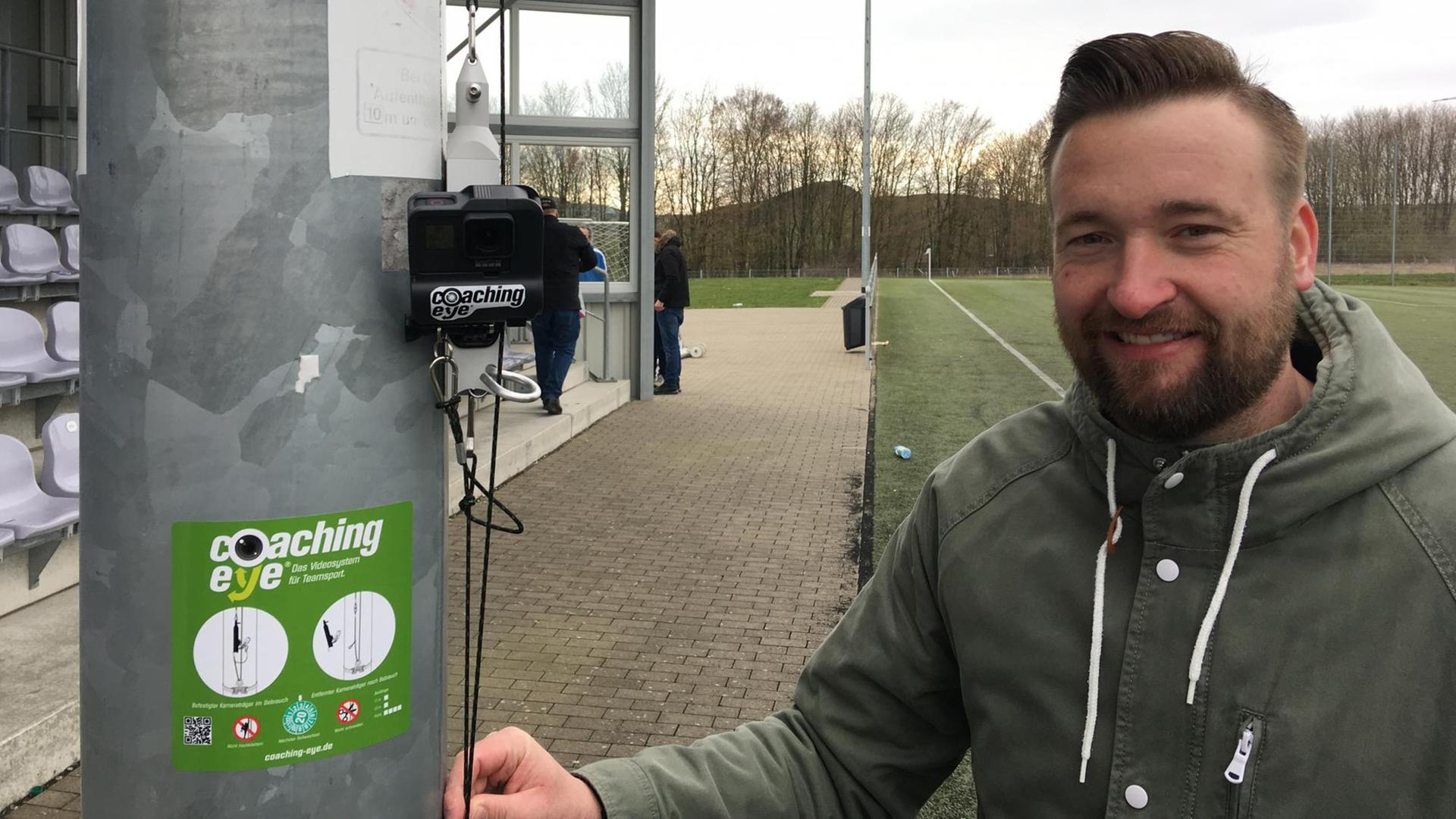 Fußballtrainer Stefan Fröhlich mit "CoachingEye"-Kamera. Fußballtrainer Stefan Fröhlich mit "CoachingEye"-Kamera.