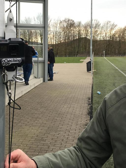 Fußballtrainer Stefan Fröhlich mit "CoachingEye"-Kamera.