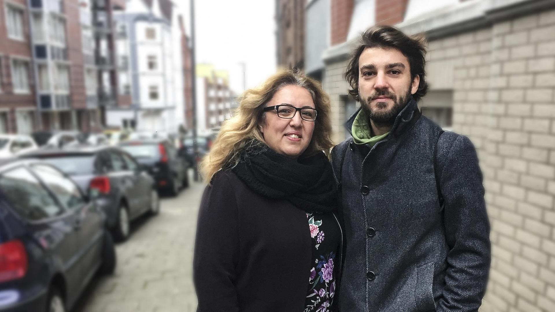 Unterwegs für die SPD im Kieler Stadtteil Südfriedhof: Özlem Ünsal (links) und Marc Fricke Unterwegs für die SPD im Kieler Stadtteil Südfriedhof: Özlem Ünsal (links) und Marc Fricke