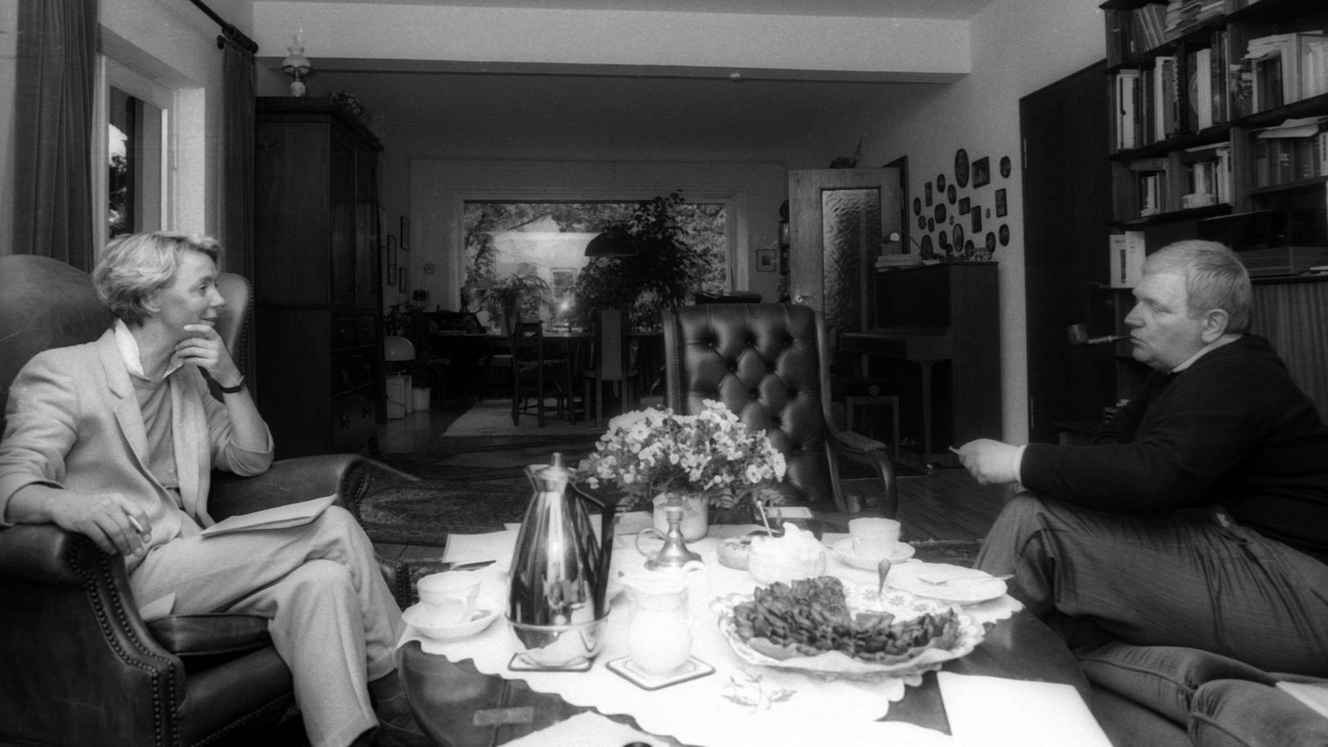 Bildnummer: 55602993 Datum: 15.09.1986 Copyright: imago/Dieter Bauer Regierungssprecher Friedhelm Ost (Deutschland/CDU) mit Journalistin Birgit Lahann in Bonn People Politik 013 TeilB xBS 1986 quer sw Shooting Bildnummer 55602993 Date 15 09 1986 Copyright Imago Dieter Bauer Government spokesman Friedhelm East Germany CDU with Journalist Birgit Lahaie in Bonn Celebrities politics xbs 1986 horizontal black and white Shooting Bildnummer: 55602993 Datum: 15.09.1986 Copyright: imago/Dieter Bauer Regierungssprecher Friedhelm Ost (Deutschland/CDU) mit Journalistin Birgit Lahann in Bonn People Politik 013 TeilB xBS 1986 quer sw Shooting Bildnummer 55602993 Date 15 09 1986 Copyright Imago Dieter Bauer Government spokesman Friedhelm East Germany CDU with Journalist Birgit Lahaie in Bonn Celebrities politics xbs 1986 horizontal black and white Shooting