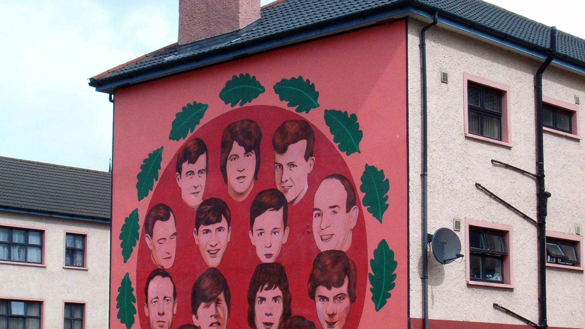 Ein Wandgemälde an einem Haus erinnert an die Opfer des "Bloody Sunday", den Blutsonntag von Londonderry am 30. Januar 1972, als eine irisch-nationalistische Demonstration durch britische Sicherheitskräfte niedergeschlagen wurde. Ein Wandgemälde an einem Haus erinnert an die Opfer des "Bloody Sunday", den Blutsonntag von Londonderry am 30. Januar 1972, als eine irisch-nationalistische Demonstration durch britische Sicherheitskräfte niedergeschlagen wurde.