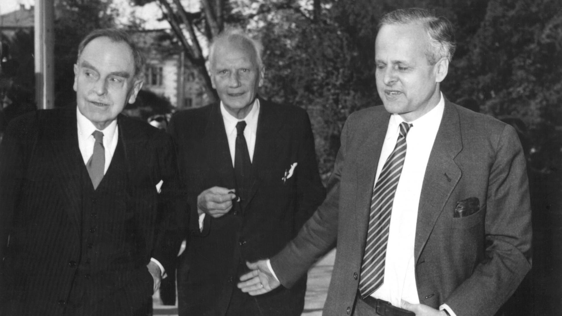 Carl Friedrich von Weizsäcker (r), Otto Hahn (l) und Walther Gerlach (M) treffen am 17. April 1957 im Bonner Palais Schaumburg ein, um mit Bundeskanzler Konrad Adenauer die von ihm scharf kritisierte "Göttinger Erklärung" zu diskutieren.