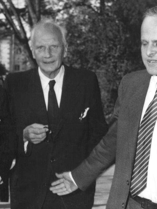 Carl Friedrich von Weizsäcker (r), Otto Hahn (l) und Walther Gerlach (M) treffen am 17. April 1957 im Bonner Palais Schaumburg ein, um mit Bundeskanzler Konrad Adenauer die von ihm scharf kritisierte "Göttinger Erklärung" zu diskutieren.