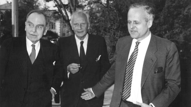 Carl Friedrich von Weizsäcker (r), Otto Hahn (l) und Walther Gerlach (M) treffen am 17. April 1957 im Bonner Palais Schaumburg ein, um mit Bundeskanzler Konrad Adenauer die von ihm scharf kritisierte "Göttinger Erklärung" zu diskutieren.