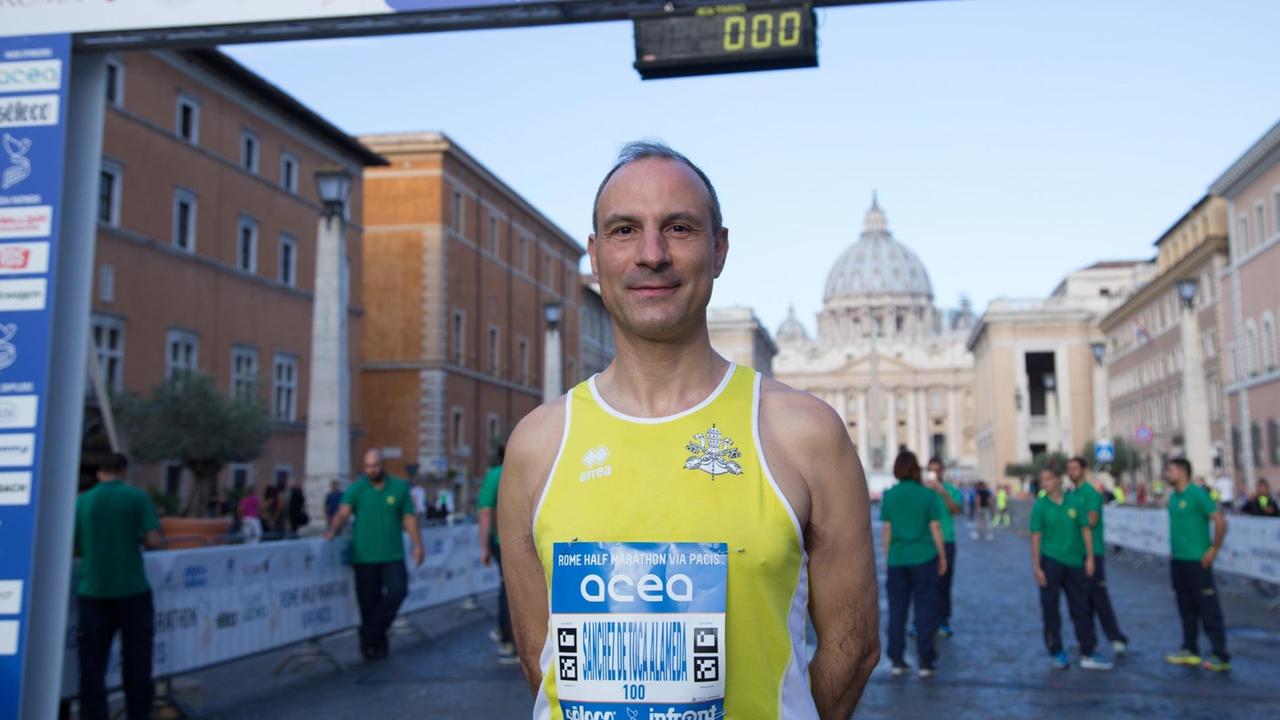 Monsignor Melchor Sanchez de Toca beim Halbmarathon in Rom. Monsignor Melchor Sanchez de Toca beim Halbmarathon in Rom.