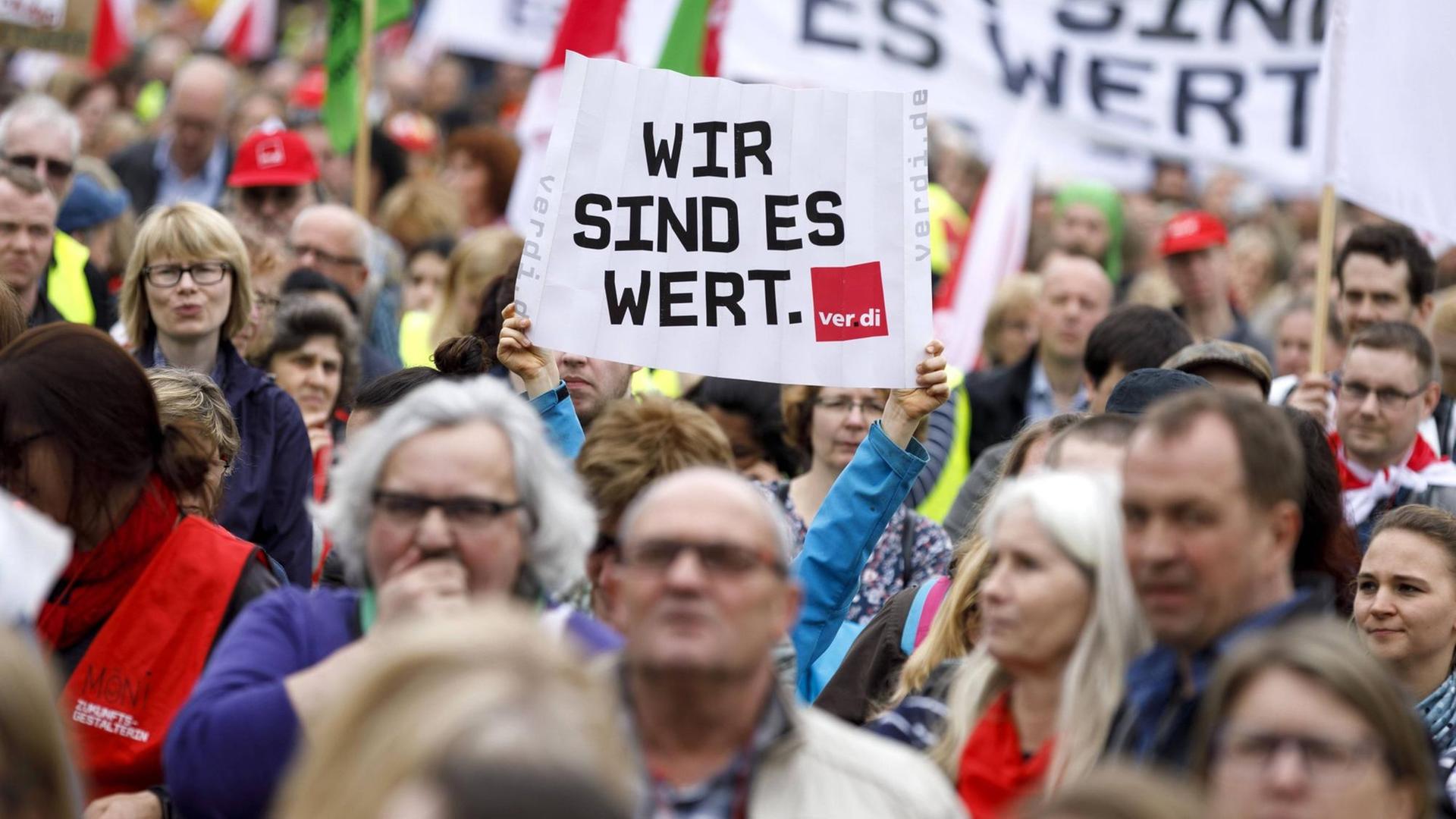 Demonstranten bei einem Verdi-Warnstreik in Köln am 10.04.2018 Demonstranten bei einem Verdi-Warnstreik in Köln am 10.04.2018